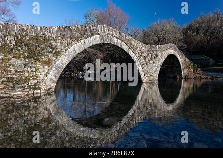 Blick auf die traditionelle Mylos-Brücke aus Stein in Zagori von Epirus, Griechenland Stockfoto