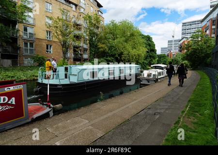 London - 05 28 2022 Uhr: Bootsfahrt auf dem Grand Union Canal, vorbei an Hausbooten Stockfoto