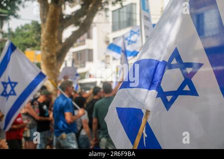 TEL AVIV, ISRAEL - 06. Juni 2023: Woche 23 des Protests. Regierungsfeindliche Demonstranten halten israelische Flaggen, wenn sie während einer Demonstration gegen mich marschieren Stockfoto