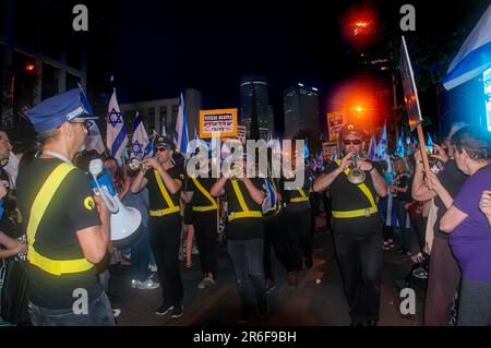 TEL AVIV, ISRAEL - 06. Juni 2023: Woche 23 des Protests. Regierungsfeindliche Demonstranten halten israelische Flaggen, wenn sie während einer Demonstration gegen mich marschieren Stockfoto