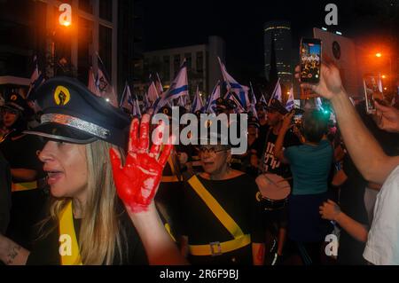 TEL AVIV, ISRAEL - 06. Juni 2023: Woche 23 des Protests. Regierungsfeindliche Demonstranten halten israelische Flaggen, wenn sie während einer Demonstration gegen mich marschieren Stockfoto