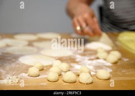 Handgefertigte Käsefüllung Calzone ein traditionelles jüdisches Milchgericht, das auf Shavuot gegessen wird Stockfoto