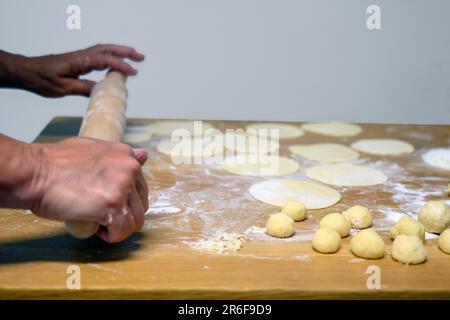 Handgefertigte Käsefüllung Calzone ein traditionelles jüdisches Milchgericht, das auf Shavuot gegessen wird Stockfoto