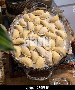 Handgefertigte Käsefüllung Calzone ein traditionelles jüdisches Milchgericht, das auf Shavuot gegessen wird Stockfoto