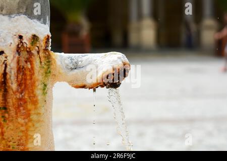 Heilendes Thermalwasser aus heißen Mineralquellen im berühmten Kurort Karlsbad, Tschechische Republik Stockfoto