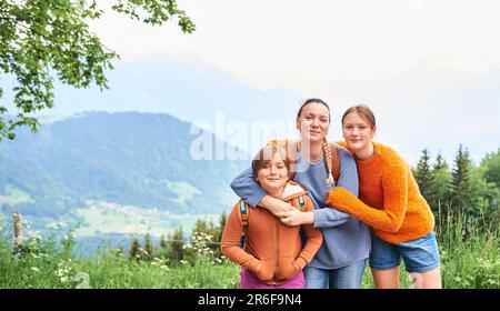 Mutter mit Kindern wandert in den Bergen, aktive Zeit mit der Familie mit Kindern Stockfoto