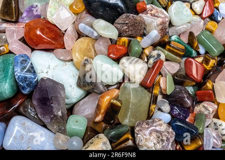 Eine Auswahl an polierten Edelsteinen Stockfoto