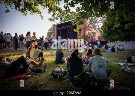 Oslo, Norwegen. 08. Juni 2023. Festivalbesucher genießen eines der vielen Konzerte während des norwegischen Musikfestivals, das 2023 in Oslo geladen wurde. (Foto: Gonzales Photo/Alamy Live News Stockfoto