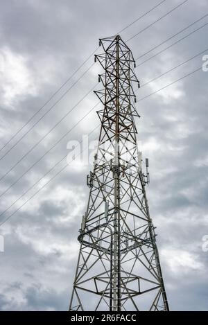 Hochspannungs-Turm mit bedecktem Himmelshintergrund Stockfoto
