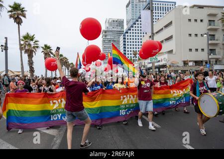 Demonstranten, die gegen die Reform der Regierung protestieren, marschieren während der Tel Aviv Gay Pride Parade am 8. 2023. Juni, könnten die Rechte der LGBT-Gemeinschaft die ersten sein, die B haben Stockfoto