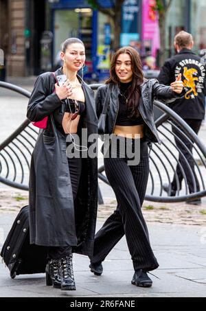 Dundee, Tayside, Schottland, Großbritannien. 9. Juni 2023. UK Weather: Heute Morgen lagen die Temperaturen im Nordosten Schottlands bei etwa 14 Grad Die hiesigen Frauen verbringen den Tag im Stadtzentrum von Dundee und genießen das milde Wind- und Stadtleben im Alltag. Kredit: Dundee Photographics/Alamy Live News Stockfoto