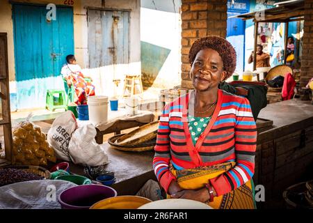 Eine Frauenverkäuferin in Mzuzu, Malawi Stockfoto