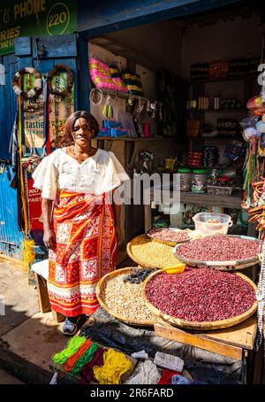 Eine Frau steht vor ihrem Laden in Mzuzu, Malawi Stockfoto