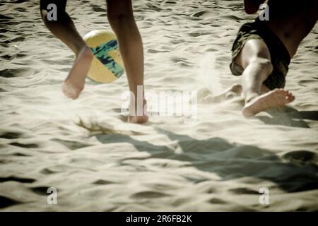 Junge, einheimische Männer spielen Fußball am Gordon Beach, Tel Aviv, Israel Stockfoto