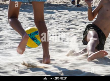 Junge, einheimische Männer spielen Fußball am Gordon Beach, Tel Aviv, Israel Stockfoto