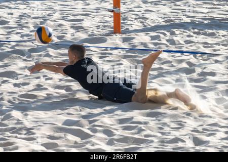 Junge, einheimische Männer und Frauen spielen Beach-Volley am Gordon Beach, Tel Aviv, Israel Stockfoto