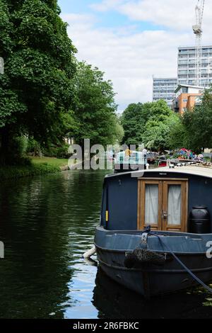 London - 05 28 2022 Uhr: Blick auf den Grand Union Canal mit Hausbooten und Flussbooten Stockfoto