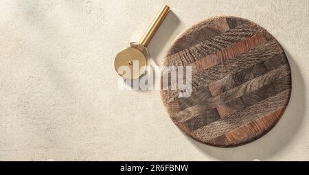 Alte Pizzabrette und Messer auf Sandsteintextur Stockfoto