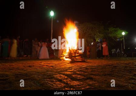 Valenca, Bahia, Brasilien - 08. April 2023: Katholische Gläubige sind um das heilige Lagerfeuer am Samstagabend von Hallelujah in Valenca, Bahia. Stockfoto