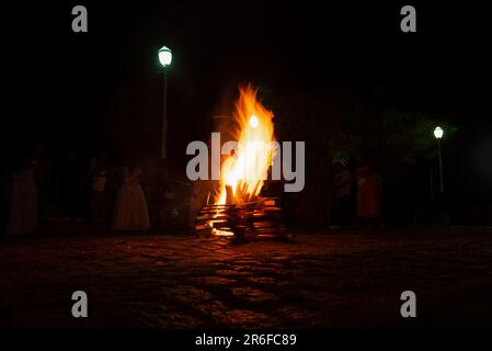 Valenca, Bahia, Brasilien - 08. April 2023: Katholische Gläubige sind um das heilige Lagerfeuer am Samstagabend von Hallelujah in Valenca, Bahia. Stockfoto