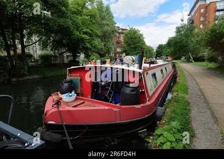 London - 05 28 2022 Uhr: Hausboot auf dem Canal Grande Stockfoto