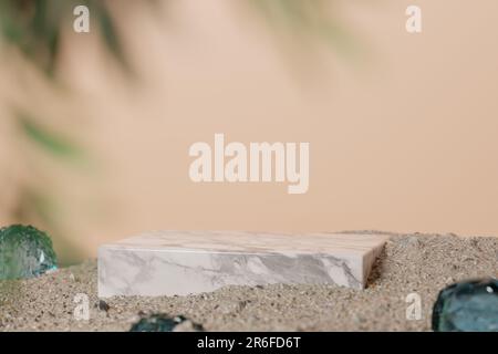 Kosmetikpodium mit Marmorsteinplatten. Hintergrund oder abstrakte leere Produktpräsentation Boden Plattform Platz und leerer Gesteinsstand, Standfuß Hintergrund wi Stockfoto