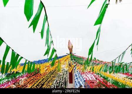 Taperoa, Bahia, Brasilien - 22. Juni 2022: Farbenfrohe Dekoration mit Flaggen für das Festmahl von Sao Joao in der Stadt Taperoa, Bahia. Stockfoto