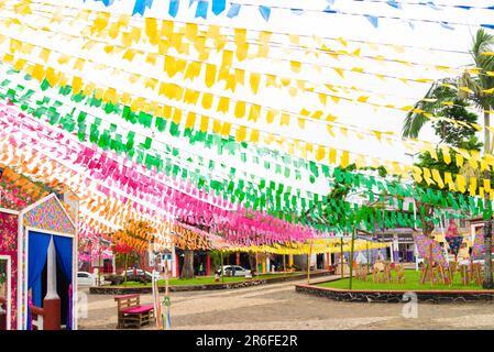 Taperoa, Bahia, Brasilien - 22. Juni 2022: Farbenfrohe Dekoration mit Flaggen für das Festmahl von Sao Joao in der Stadt Taperoa, Bahia. Stockfoto