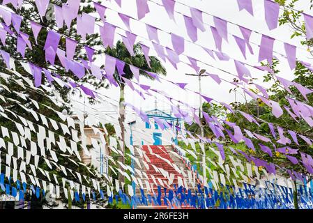 Taperoa, Bahia, Brasilien - 22. Juni 2022: Farbenfrohe Dekoration mit Flaggen für das Festmahl von Sao Joao in der Stadt Taperoa, Bahia. Stockfoto