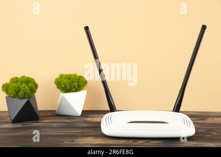 WLAN-Router auf braunem Hintergrund. Draufsicht Stockfoto