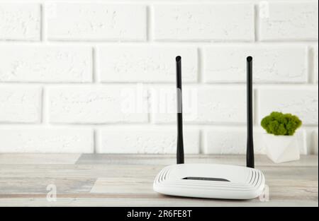 WLAN-Router auf weißem Hintergrund. Draufsicht Stockfoto