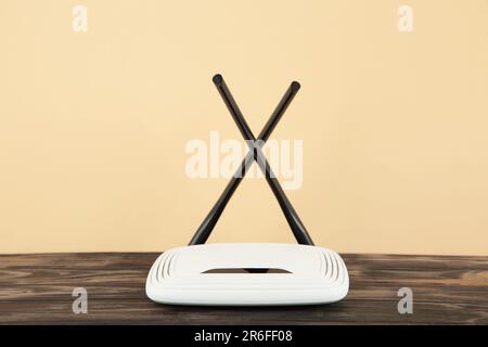 WLAN-Router auf braunem Hintergrund. Draufsicht Stockfoto