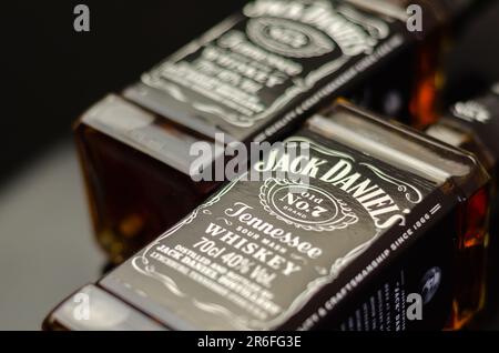 LONDON, Großbritannien - JUNI 08 2023 Whiskey in bernsteinfarbener Farbe mit dem Aroma von süßer Vanille, Orange und Gewürzen, der charakteristische Geschmack ist das Ergebnis von Natu Stockfoto