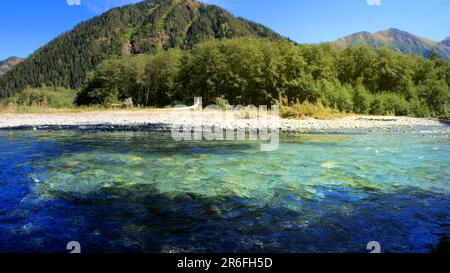 Winziger, klarer, kalter Bach mit Felsen am Strand im Arkhyz Gebirgskamm - Foto der Natur Stockfoto