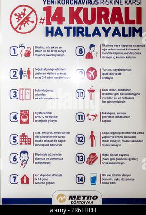 Regeln zur Vermeidung des Coronavirus in der Türkei, Busbahnhof. Poster zum Schutz vor COVID-19-Pandemie Stockfoto