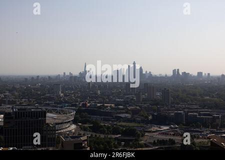 Blick über East London in Richtung City of London an einem verschmutzten Sommerabend, London, England, Großbritannien Stockfoto