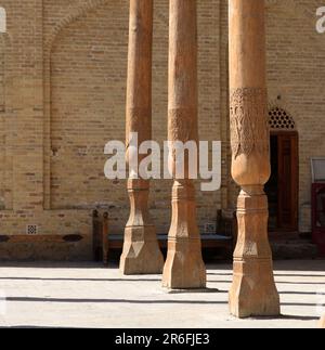 Kolonnade der Bolo-Hauz-Moschee in Bukhara, Usbekistan Stockfoto