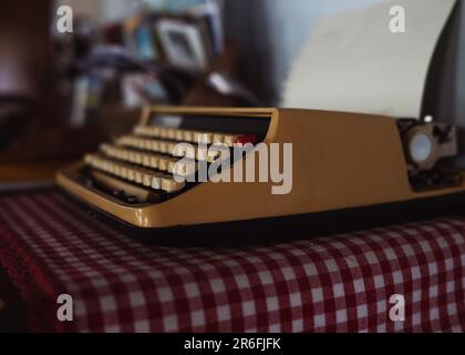 Eine alte Schreibmaschine, die auf einem Holzschreibtisch in einem alten Karibikhaus ruht Stockfoto