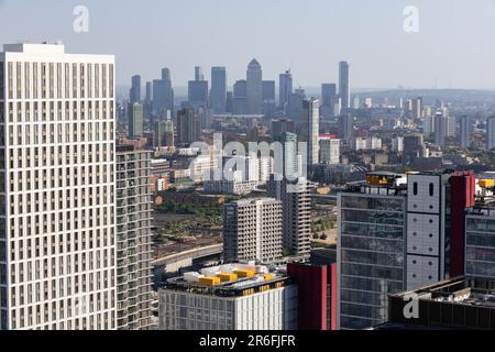 Die Skyline von Canary Wharf, das Finanzviertel der docklands im Osten Londons, bietet einen Blick auf die heißen Sommertage von einem Hochhaus in Stratford, London. Stockfoto