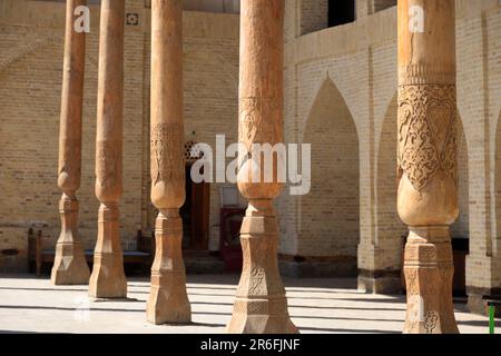 Kolonnade der Bolo-Hauz-Moschee in Bukhara, Usbekistan Stockfoto