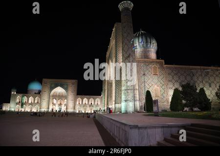 Registan Square in Samarkand bei Nacht, Usbekistan Stockfoto