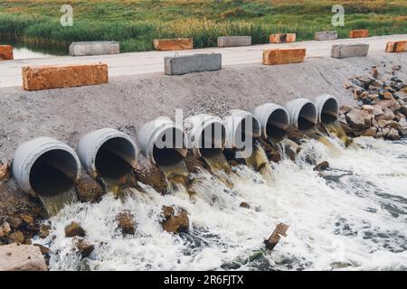 Wasseraustritt am Staudamm aufgrund von Überschwemmungen. Steigender Wasserstand. Eine Katastrophe Stockfoto