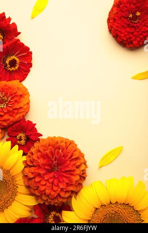 Herbstblumen Arrangements aus Sonnenblumen, Blättern und Blumen auf beigefarbenem Hintergrund, Draufsicht. Kreative Komposition. Draufsicht Stockfoto