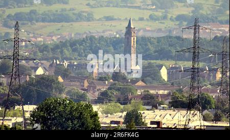 Verfallener Wasserturm des alten Lefendalkrankenhauses und Pylons in der Nähe des modernen Einkaufszentrums Intu am Ufer des Flusses clyde bei renfrew; Stockfoto