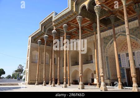 Kolonnade der Bolo-Hauz-Moschee in Bukhara, Usbekistan Stockfoto