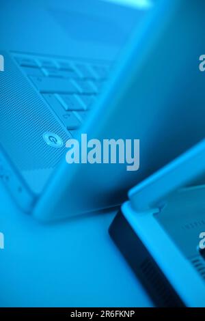 Detaildarstellung von zwei PC-Laptops hintereinander Stockfoto