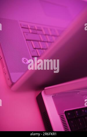 Detaildarstellung von zwei Laptops hintereinander Stockfoto