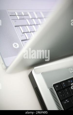 Detailansicht von zwei Laptops hintereinander Stockfoto