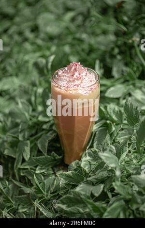 Eine Portion süßen Frapuccino mit Schlagsahne Stockfoto