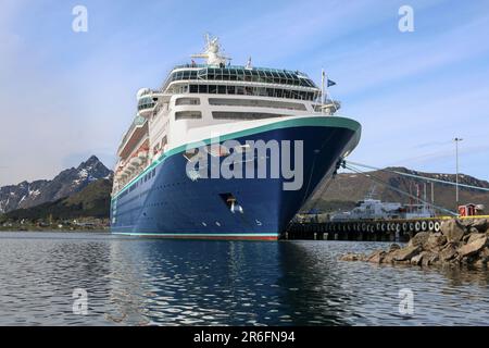 Kreuzfahrtschiff Empress (Pullmantur / Royal Caribbean International) in Lofoten, Norwegen | 2020: Verkauft an indische Kreuzfahrtlinie Cordelia Cruises als Empress Stockfoto